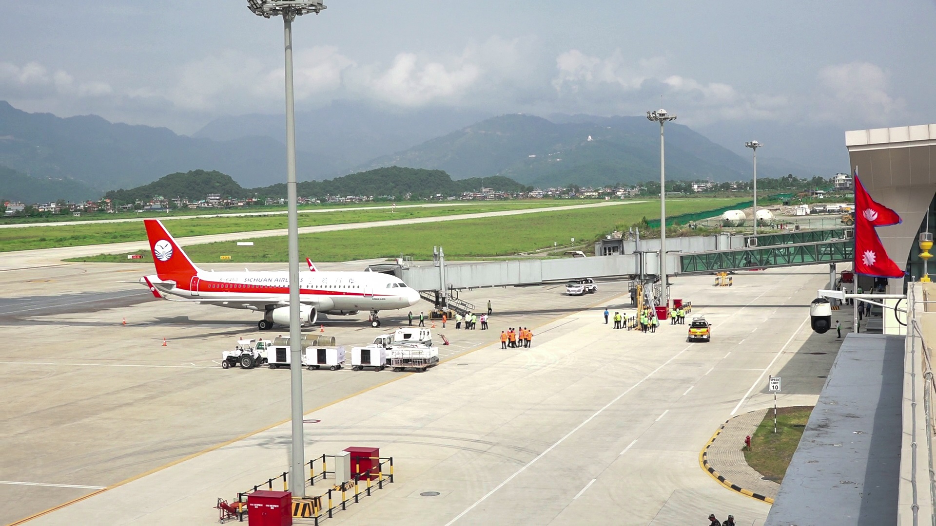 Plane with flag1687399205.jpg